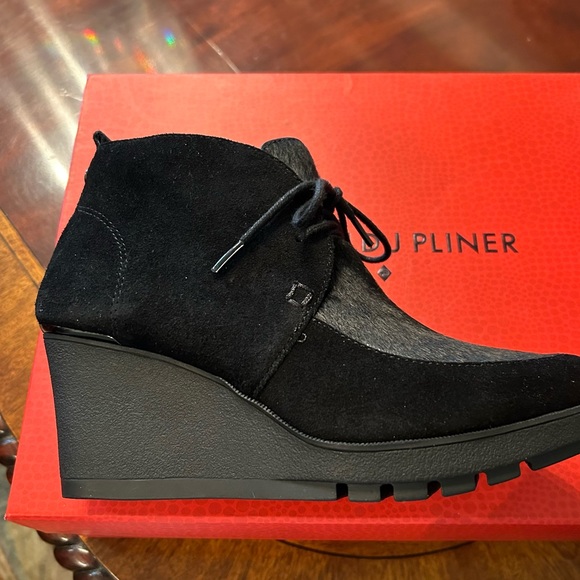 New in box Donald Pliner size 5 1/2 wedge calf suede black bootie
